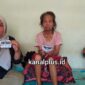 Operator DTSEN Desa Kayugeritan sekaligus Kadus Kayuan Neli Setyoningsih mendampingi pasangan lansia Dayat dan Darmi memperlihatkan fotocopy kartu KKS di rumah korban, Minggu (30/8/26).