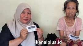 Operator DTSEN Desa Kayugeritan sekaligus Kadus Kayuan mendampingi Darmi (63) lansia korban pencoretan bansos lantaran terindikasi judol dan korban penyalahgunaan identitas kependudukan oleh terduga tetangganya hingga dikejar utang sedang memperlihatkan kartu KKS di rumahnya, Minggu (30/8/26).