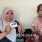 Operator DTSEN Desa Kayugeritan sekaligus Kadus Kayuan mendampingi Darmi (63) lansia korban pencoretan bansos lantaran terindikasi judol dan korban penyalahgunaan identitas kependudukan oleh terduga tetangganya hingga dikejar utang sedang memperlihatkan kartu KKS di rumahnya, Minggu (30/8/26).