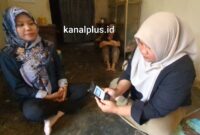 Pendamping desa dan Operator DTSEN Desa Kayugeritan sekaligus Kadus Kayunan Neli Setyoningsih memperlihatkan keberhasilan reaktivasi bansos pasangan lansia Dayat dan Darmi yang sempat dicoret lantaran terindikasi judi online, Minggu (30/8/26).
