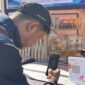Seorang pengunjung sedang menscan barkode transaksi online di Dieng Culture Festival 2026 Desa Dieng Kulon, Minggu (30/8/26).