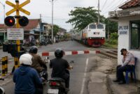 Insiden palang pintu tetap terbuka saat kereta api melaju di perlintasan wilayah Dekoro sempat membuat geger dan emosi warga setelah mengetahui petugas jaga mengaku dalam kondisi mengantuk sehingga tidak mendengar pemberitahuan melalui radio komunikasi, Minggu (3/8/26). Foto: Ilustrasi AI