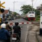 Insiden palang pintu tetap terbuka saat kereta api melaju di perlintasan wilayah Dekoro sempat membuat geger dan emosi warga setelah mengetahui petugas jaga mengaku dalam kondisi mengantuk sehingga tidak mendengar pemberitahuan melalui radio komunikasi, Minggu (3/8/26). Foto: Ilustrasi AI