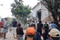 Gedung Hogwan di Jalan Lapangan Asri Bumiayu ambruk menimpa rumah dan menewaskan tiga warga, Minggu (30/8/26). Foto: Istumewa