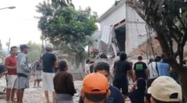 Gedung Hogwan di Jalan Lapangan Asri Bumiayu ambruk menimpa rumah dan menewaskan tiga warga, Minggu (30/8/26). Foto: Istumewa