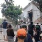 Gedung Hogwan di Jalan Lapangan Asri Bumiayu ambruk menimpa rumah dan menewaskan tiga warga, Minggu (30/8/26). Foto: Istumewa