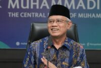 Ketua Umum PP Muhammadiyah Haedar Nashir menyampaikan ucapan selamat setelah KH Miftahul Ahyar terpilih sebagai Rais Aam dan KH Abdul Hakim Mahfudz sebagai Ketua Umum PBNU periode 2026–2031 dalam Muktamar ke-35 NU di Tambakberas Jombang, Senin (31/8/26). Foto: Istimewa