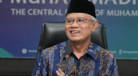 Ketua Umum PP Muhammadiyah Haedar Nashir menyampaikan ucapan selamat setelah KH Miftahul Ahyar terpilih sebagai Rais Aam dan KH Abdul Hakim Mahfudz sebagai Ketua Umum PBNU periode 2026–2031 dalam Muktamar ke-35 NU di Tambakberas Jombang, Senin (31/8/26). Foto: Istimewa