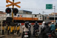 PT KAI Daop 4 Semarang angkat bicara setelah ramai palang pintu di wilayah Dekoro Kota Pekalongan saat kereta api melintas, Senin (31/8/26). Foto: Ilustrasi AI