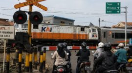 PT KAI Daop 4 Semarang angkat bicara setelah ramai palang pintu di wilayah Dekoro Kota Pekalongan saat kereta api melintas, Senin (31/8/26). Foto: Ilustrasi AI