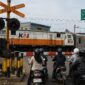 PT KAI Daop 4 Semarang angkat bicara setelah ramai palang pintu di wilayah Dekoro Kota Pekalongan saat kereta api melintas, Senin (31/8/26). Foto: Ilustrasi AI