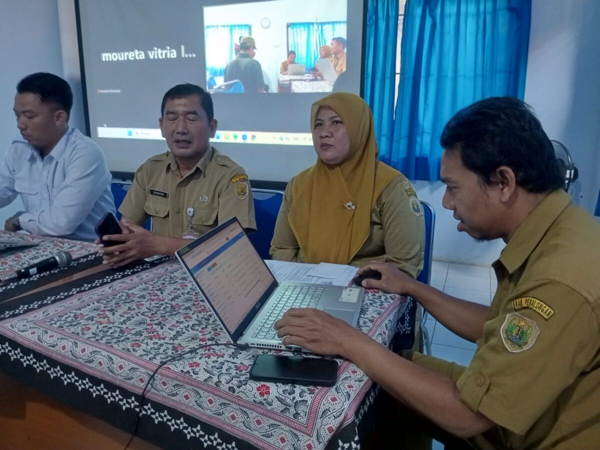 Kadinsos Supriyatno bersama Operator DTSEN Desa Kayugeritan Neli Setyoningsih saat memberikan klarifikasi terkait permasalahan pasangan lansia Dayat dan Darmi di Aula kantor dinas setempat, Senin (31/8/26).