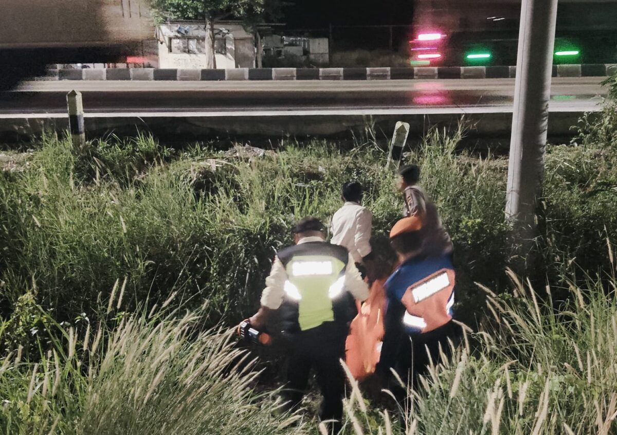 Petugas gabungan dari polisi dan polsuska mengevakuasi korban tertemper kereta api Losari, Minggu (30/8/26) malam.