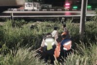 Petugas gabungan dari polisi dan polsuska mengevakuasi korban tertemper kereta api Losari, Minggu (30/8/26) malam.