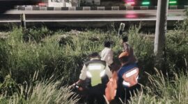 Petugas gabungan dari polisi dan polsuska mengevakuasi korban tertemper kereta api Losari, Minggu (30/8/26) malam.