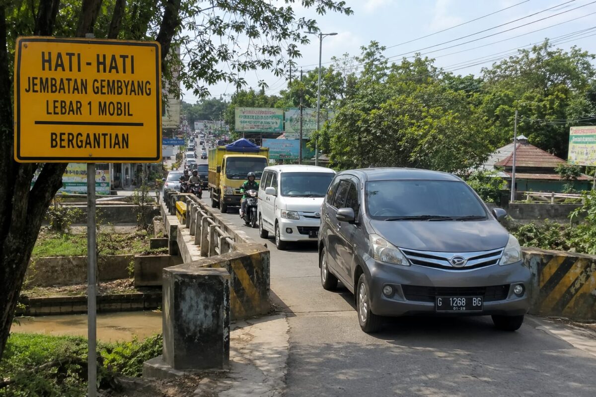 Penyempitan jalan di Jembatan Gambyang Kecamatan Subah menjadi biang kerok kemacetan akses menuju dan keluar dari KITB, Senin (31/8/26). Foto: Ilustrasi AI