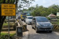 Penyempitan jalan di Jembatan Gambyang Kecamatan Subah menjadi biang kerok kemacetan akses menuju dan keluar dari KITB, Senin (31/8/26). Foto: Ilustrasi AI