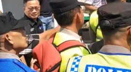 Suasana luar sidang sempat memanas setelah ratusan massa pendukung santri korban merengsek mendekati kuasa hukum AHF yang terpaksa diungsikan polisi masuk ke dalam Gedung PN Pekalongan, Selasa (1/9/26).