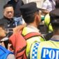 Suasana luar sidang sempat memanas setelah ratusan massa pendukung santri korban merengsek mendekati kuasa hukum AHF yang terpaksa diungsikan polisi masuk ke dalam Gedung PN Pekalongan, Selasa (1/9/26).