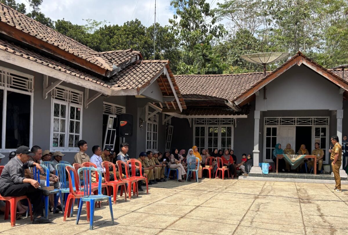 PLN Indonesia Power Unit Bisnis Pembangkitan (UBP) Mrica menyalurkan bantuan sarana air bersih untuk warga Desa Kaliajir, Selasa (1/9/26).