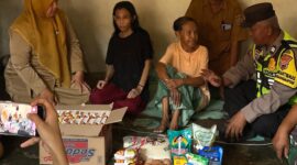 Bantuan donasi kepada pasangan lansia Dayat dan Darmi mulai mengalir melalui Kadus Kayuan yang juga operator DTSEN Desa Kayugeritan, Selasa (1/9/26). Foto: Istimewa