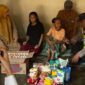 Bantuan donasi kepada pasangan lansia Dayat dan Darmi mulai mengalir melalui Kadus Kayuan yang juga operator DTSEN Desa Kayugeritan, Selasa (1/9/26). Foto: Istimewa