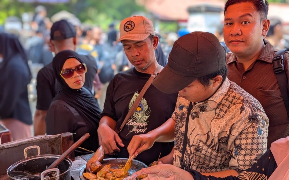 Warga peserta demo mendukung santri korban dugaan kekerasan seksual oleh pimpinan Padepokan Padang Ati mengantre kuliner tahu gejrot di depan PN Pekalongan, Selasa (1/9/26).