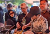 Warga peserta demo mendukung santri korban dugaan kekerasan seksual oleh pimpinan Padepokan Padang Ati mengantre kuliner tahu gejrot di depan PN Pekalongan, Selasa (1/9/26).