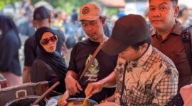 Warga peserta demo mendukung santri korban dugaan kekerasan seksual oleh pimpinan Padepokan Padang Ati mengantre kuliner tahu gejrot di depan PN Pekalongan, Selasa (1/9/26).