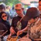 Warga peserta demo mendukung santri korban dugaan kekerasan seksual oleh pimpinan Padepokan Padang Ati mengantre kuliner tahu gejrot di depan PN Pekalongan, Selasa (1/9/26).