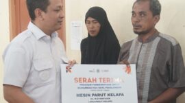 Wali Kota Pekalongan Afzan Arslan Djunaid menyerahkan bantuan peralatan usaha kepada penerima manfaat di Kantor Lazismu, Rabu (2/9/26). Foto: Istimewa