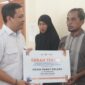 Wali Kota Pekalongan Afzan Arslan Djunaid menyerahkan bantuan peralatan usaha kepada penerima manfaat di Kantor Lazismu, Rabu (2/9/26). Foto: Istimewa