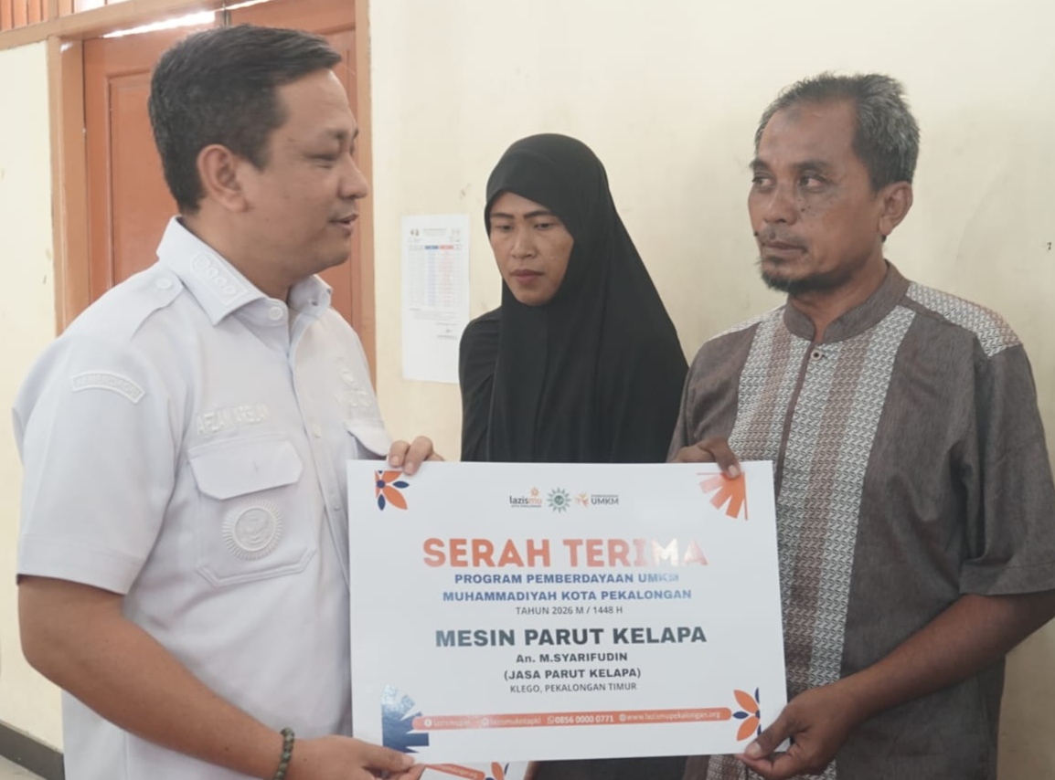 Wali Kota Pekalongan Afzan Arslan Djunaid menyerahkan bantuan peralatan usaha kepada penerima manfaat di Kantor Lazismu, Rabu (2/9/26). Foto: Istimewa