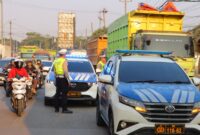Polisi menilang tujuh kendaraan berat yang ketahuan parkir serampangan di bahu Jalur Pantura Kaliwungu, Rabu (2/9/26). Foto: Istimewa