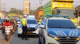 Polisi menilang tujuh kendaraan berat yang ketahuan parkir serampangan di bahu Jalur Pantura Kaliwungu, Rabu (2/9/26). Foto: Istimewa