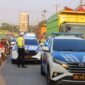 Polisi menilang tujuh kendaraan berat yang ketahuan parkir serampangan di bahu Jalur Pantura Kaliwungu, Rabu (2/9/26). Foto: Istimewa