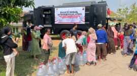 Grand Dian Hotel Pekalongan bekerjasama dengan Brimob Kalibanger menyalurkan 10 ribu liter air bersih untuk warga terdampak kekeringan di Desa Pecakaran, Kamis (3/9/26). Foto: Istimewa
