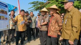Kepala Distannak Jateng Defransisco Dasilva Tavares mendampingi Gubernur Ahmad Luthfi menyimak penjelasan 13 paket bantuan pertanian di Jateng usia panen padi di Desa Kedungbanjar, Kamis (3/9/26).