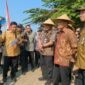 Kepala Distannak Jateng Defransisco Dasilva Tavares mendampingi Gubernur Ahmad Luthfi menyimak penjelasan 13 paket bantuan pertanian di Jateng usia panen padi di Desa Kedungbanjar, Kamis (3/9/26).