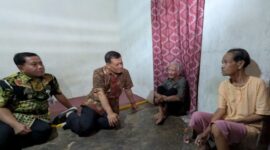 Gubernur Jawa Tengah Ahmad Luthfi bersama Bupati Pekalongan Sukirman saat menjenguk Mbah Dayat dan Darmi di Desa Kayugeritan, Kamis (3/9/26).