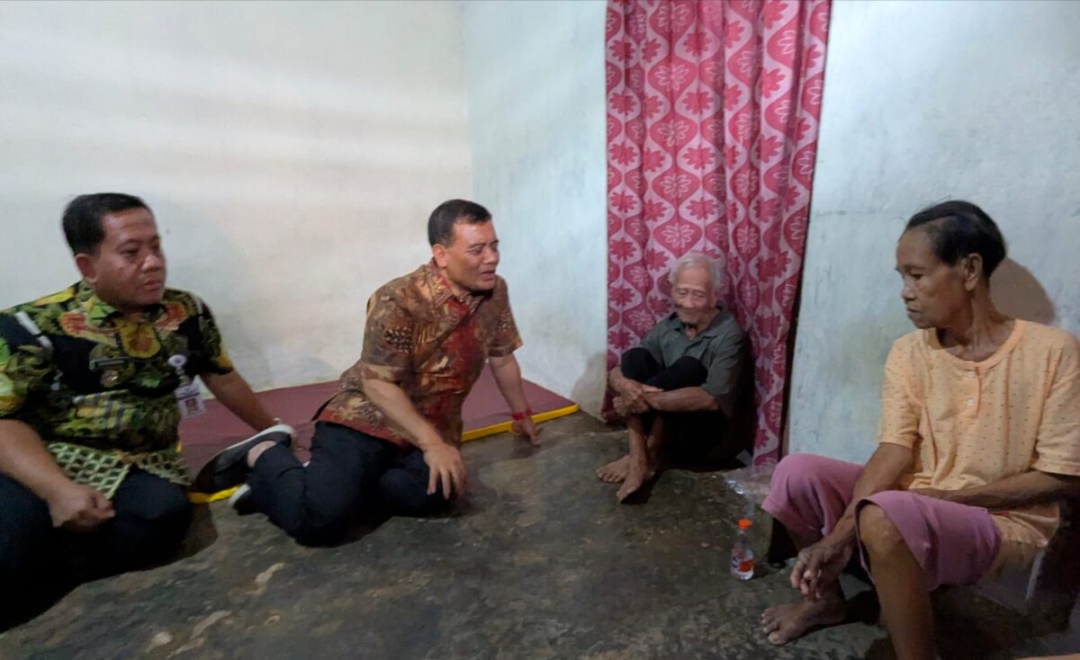 Gubernur Jawa Tengah Ahmad Luthfi dan Bupati Pekalongan Sukirman mendatangi rumah pasangan lansia Dayat dan Darmi setelah kisah keduanya viral dan menjadi perhatian publik, Kamis (3/9/26).