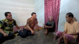 Gubernur Jawa Tengah Ahmad Luthfi dan Bupati Pekalongan Sukirman mendatangi rumah pasangan lansia Dayat dan Darmi setelah kisah keduanya viral dan menjadi perhatian publik, Kamis (3/9/26).