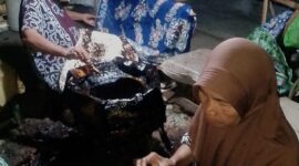 Pekerja batik tulis di tempat usaha Carmidah bertambah hingga 25 orang seiring berkembangnya usaha yang dirintis melalui pembiayaan PNM Tegal, Rabu (2/9/26). Foto: Istimewa