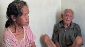 Darmi (63) dan suaminya Dayat (70) keduanya korban orang yang tidak bertanggung jawab dengan memanfaatkan identitasnya untuk judol dan utang bank, Rabu (2/9/26).