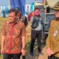 Gubernur Jawa Tengah Ahmad Luthfi bersama Kepala Distannak Defransisco Dasilva Tavares saat panen padi di lahan sawah Desa Kedungbanjar, Kamis (3/9/26).