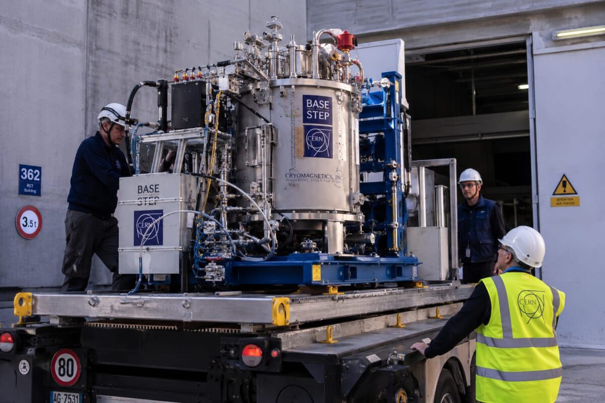 Sebuah truk berisi perangkap yang berisi 92 antiproton berhasil diuji coba ilmuan eksperimen BASE di CERN Swiss dengan cara dipindahkan lalu dibawa berkeliling dan tetap bertahan stabil sampai percobaan tersebut berakhir. Foto: Ilustrasi AI
.