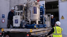 Sebuah truk berisi perangkap yang berisi 92 antiproton berhasil diuji coba ilmuan eksperimen BASE di CERN Swiss dengan cara dipindahkan lalu dibawa berkeliling dan tetap bertahan stabil sampai percobaan tersebut berakhir. Foto: Ilustrasi AI
.