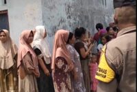 Warga Desa Kayugeritan berkumpul di depan rumah Dayat dan Darmi menunggu kedatangan Gubernur Jawa Tengah dan Plt Bupati Sukirman, Kamis (3/9/26).