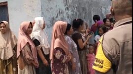 Warga Desa Kayugeritan berkumpul di depan rumah Dayat dan Darmi menunggu kedatangan Gubernur Jawa Tengah dan Plt Bupati Sukirman, Kamis (3/9/26).