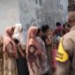 Warga Desa Kayugeritan berkumpul di depan rumah Dayat dan Darmi menunggu kedatangan Gubernur Jawa Tengah dan Plt Bupati Sukirman, Kamis (3/9/26).